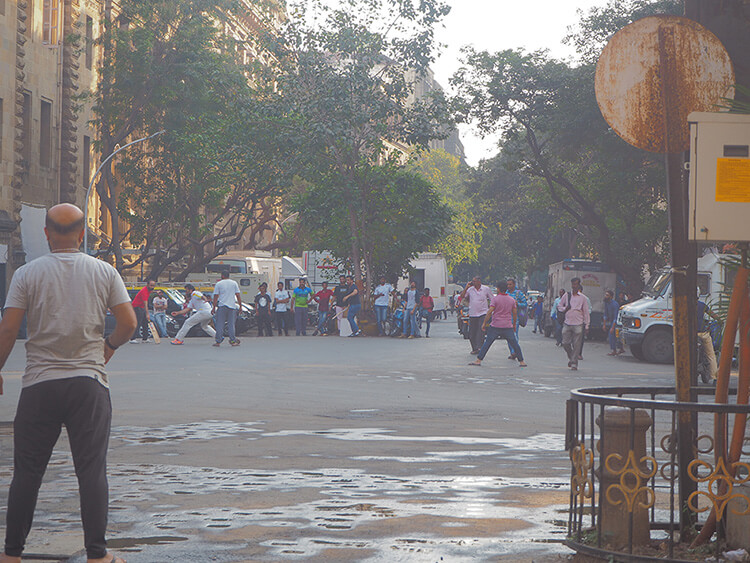 Les jeunes jouent au cricket dans les rues de Bombay